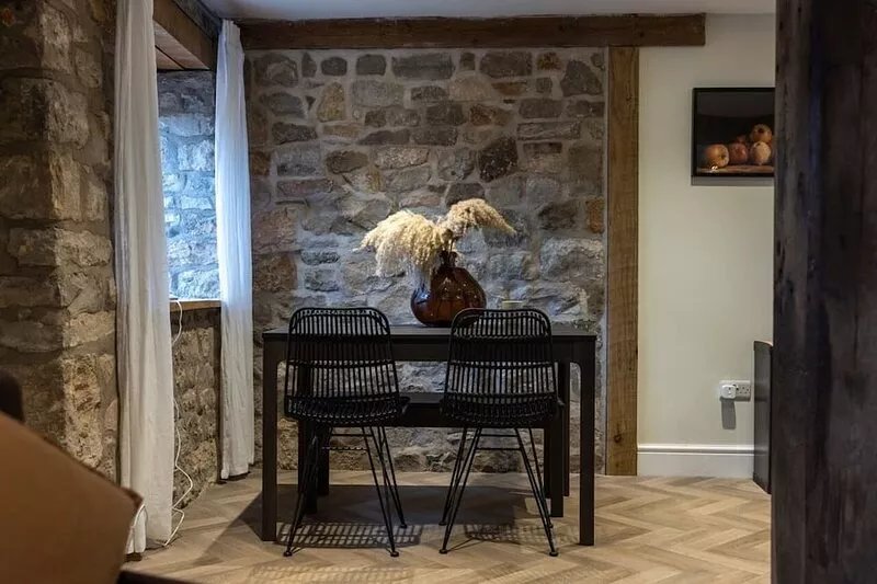 Open plan cottage on the grounds of Mathern Palace; 2 bed, 1 bath, smart TV