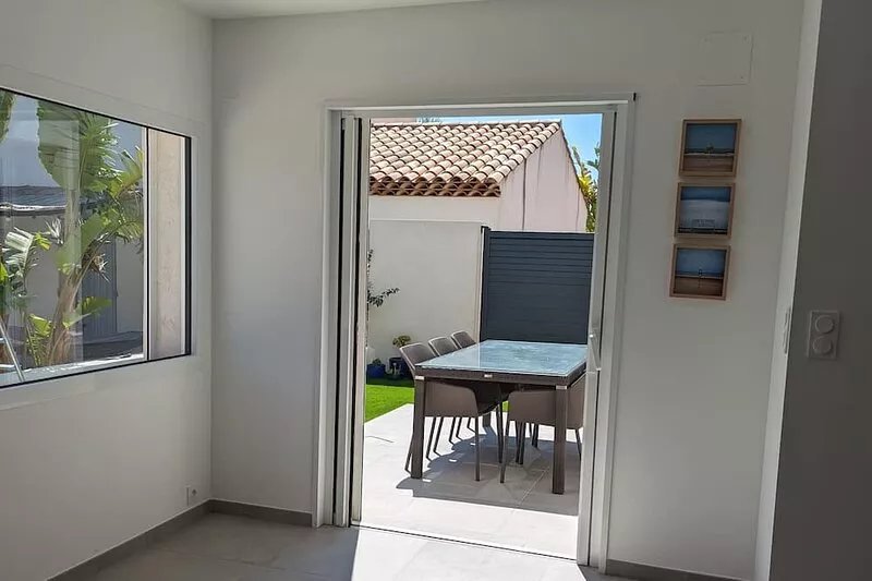 House near the city center, beaches and train station. Sea view, terrace.
