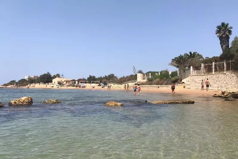 Red House ideal for families: beach access directly from the garden!