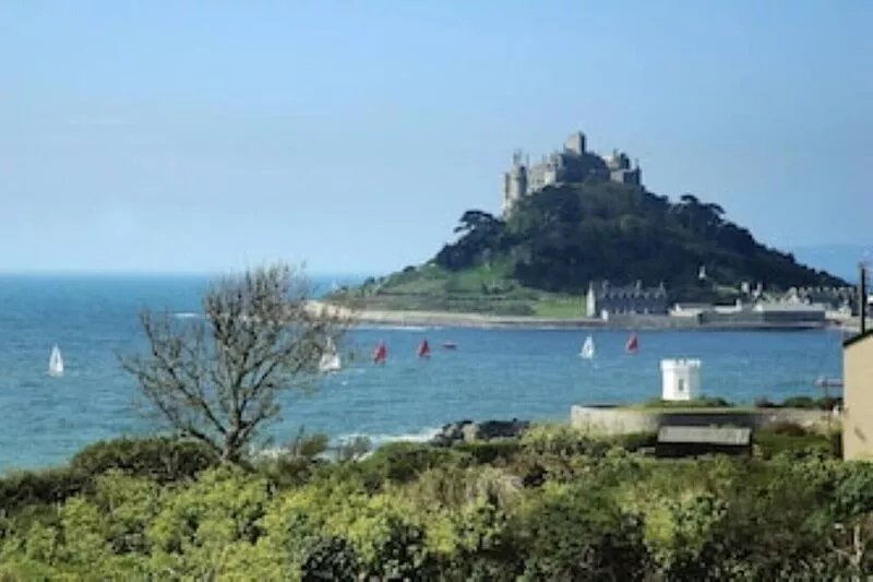Charming cottage, spectacular uninterrupted sea views of Bay & St Michaels Mount
