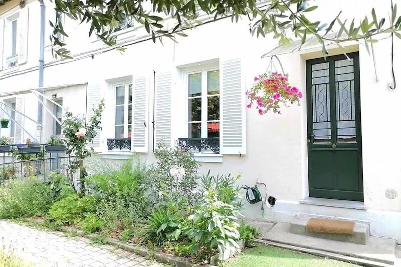 Apartment with its own garden, very serene.