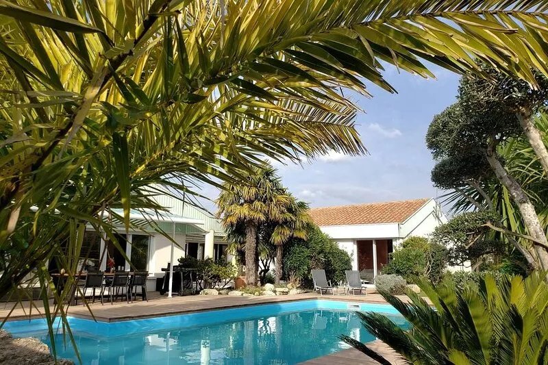 Villa Seychelles, swimming pool, tropical garden, wooden terrace, close to the