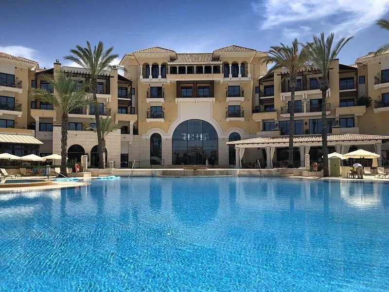 Stunning 3-bed, 2-bath apartment with large balcony terrace - Free WiFi