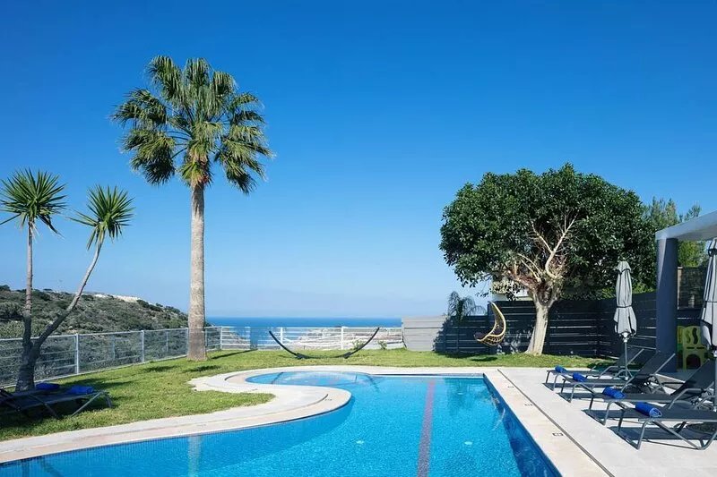 Peace and quiet close to Rethymno beach, beautiful gorge & sea views, kids pool!
