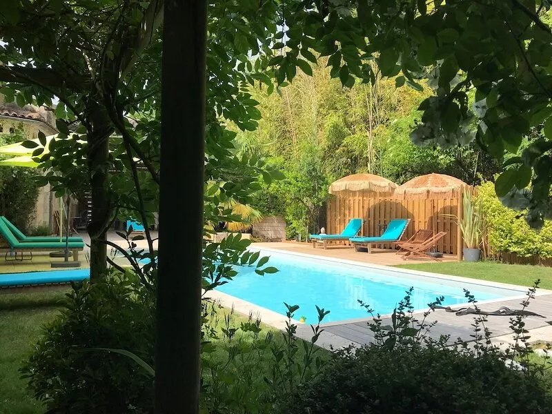 Gîte 30 minutes from Bordeaux, set in wooded grounds with swimming pool