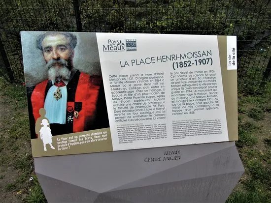 Monument a Henri Moissan