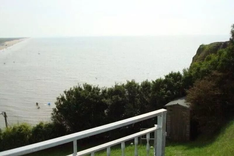 CHARMING CHARACTER COTTAGE WITH PANORAMIC VIEWS AND BEACH ACCESS 2 MIN WALK