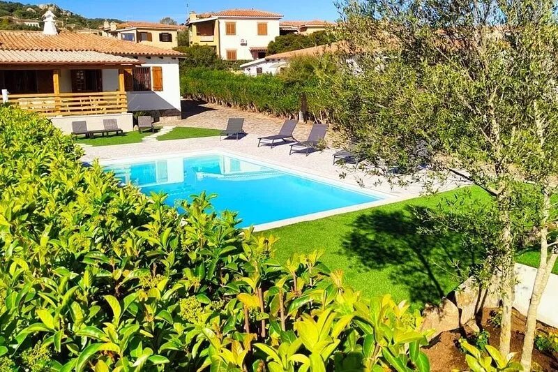 Detached villa with large garden and swimming pool 50 mt from the sea