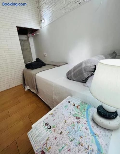 Airbhouse Private Rooms & Apartments