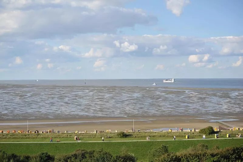Beautiful view with spacious west-facing balcony, 3 minutes from the sandy beach
