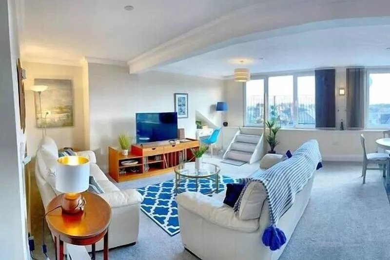 Scarborough Penthouse, balcony, views, lift & free parking