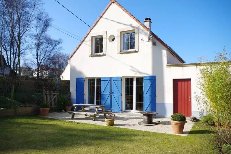 800 meters from the beach and 300 meters from the center, detached house