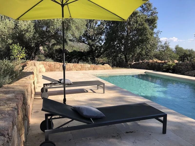 Detached & air-conditioned villa. Swimming pool. Garden with trees. Close to