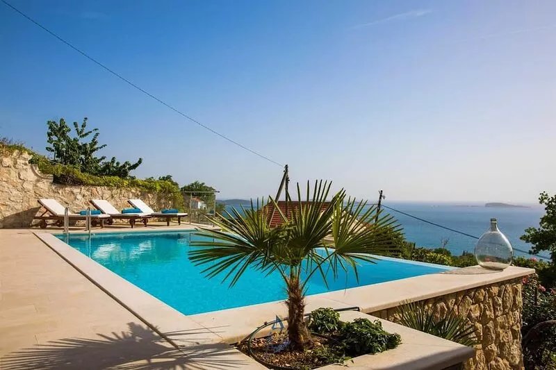 Stunning luxury 6-BR villa for 12+2, with pool, close to the sea