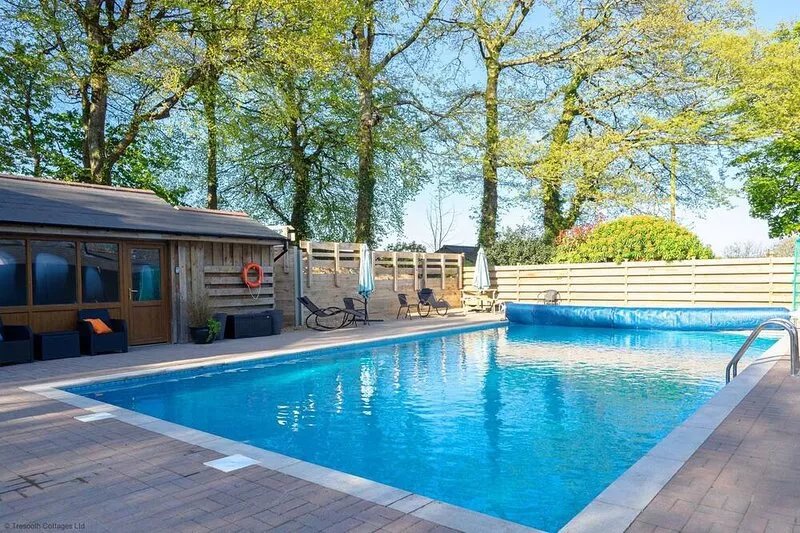 Large cottage, private hot tub, shared pool, nr Falmouth/Helford River, sleeps