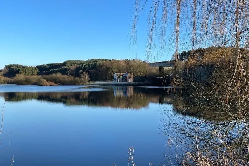 Exceptional 3 Bedroom Detached House with Private Lake and Large Gardens