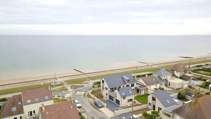 New house with garden 20 m from the beach