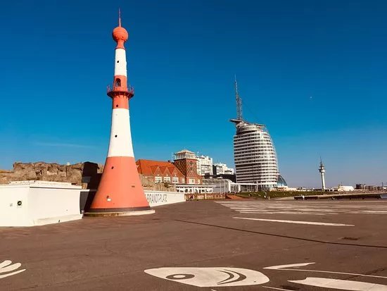 Willy Brandt Platz and Weser Dyke - Havenwelten