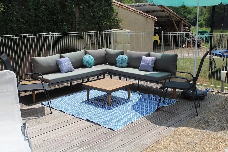 Spacious 2 Bed Gite, Arques, Aude, Pool, Hot Tub and Free Wi-fi.