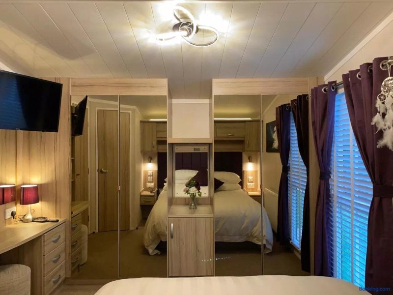 Auroras Dream Lodge Hoburne Holiday Park Cotswolds