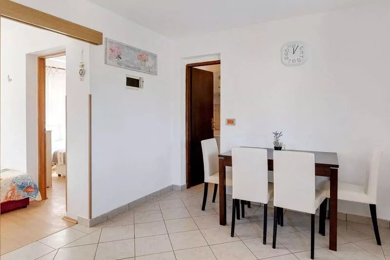 Snug Holiday Home in Jasenice Rovanjska near sea