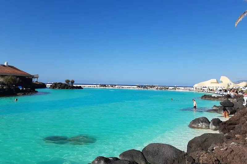Apartment 4 people, terrace 32m2, sea view, port and cliffs, superb swimming