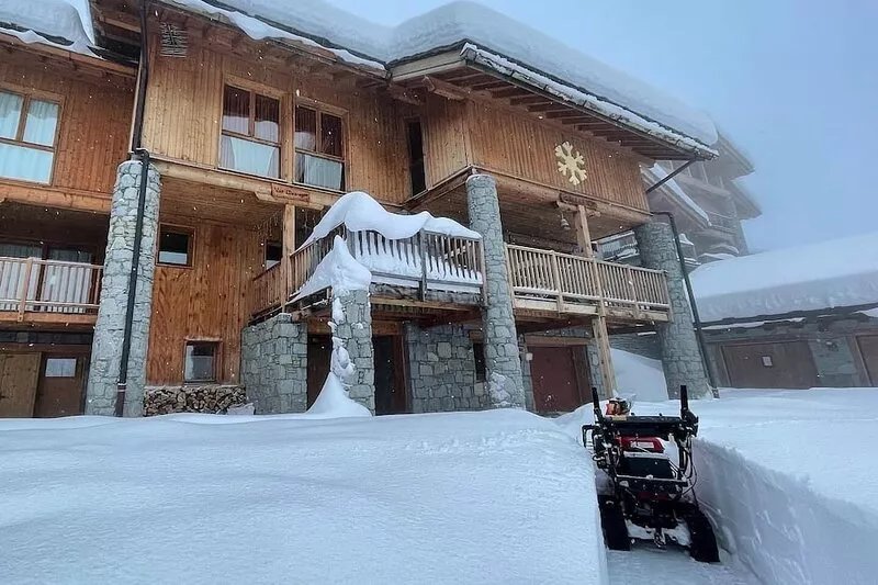 Family friendly slope-side chalet in Sainte Foy with parking, garage and sauna