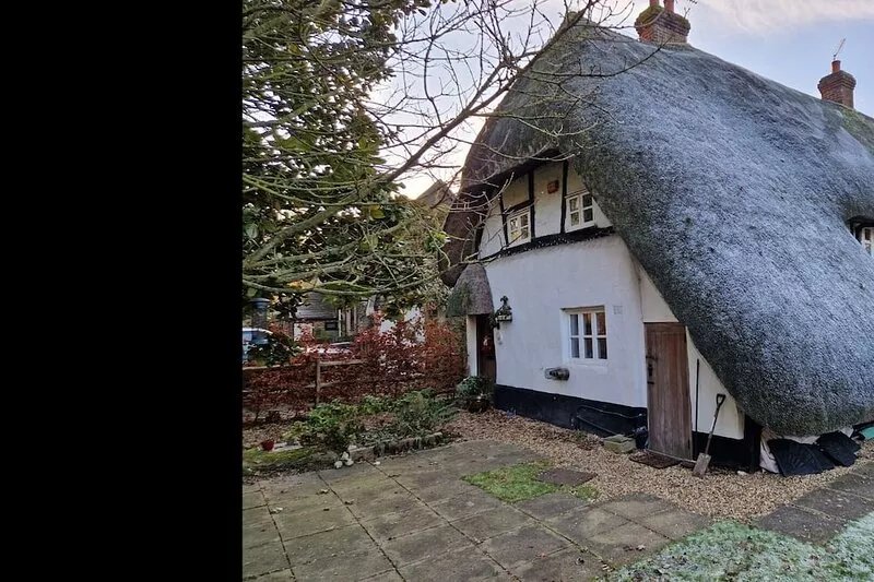 Charming  3 bed Thatched cottage in rural village near Stockbridge Winchester.