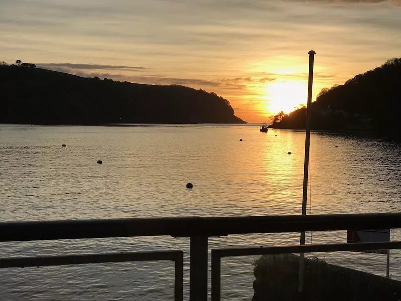Beautiful 1st floor waterfront apartment, superb views over estuary