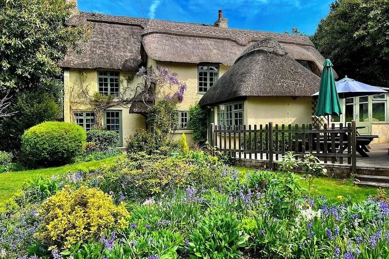 300 year old Beautiful 6 bed New Forest Thatched Cottage with Games room