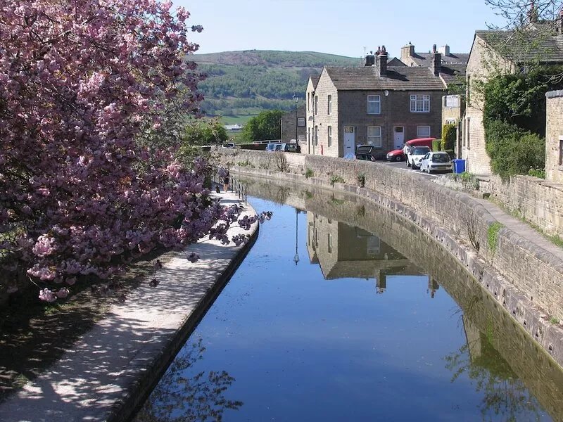 LUTINBELL COTTAGE with direct access to the Leeds Liverpool Canal