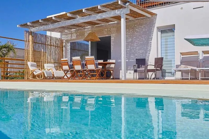 Villa with Pool 300 meters from the sea