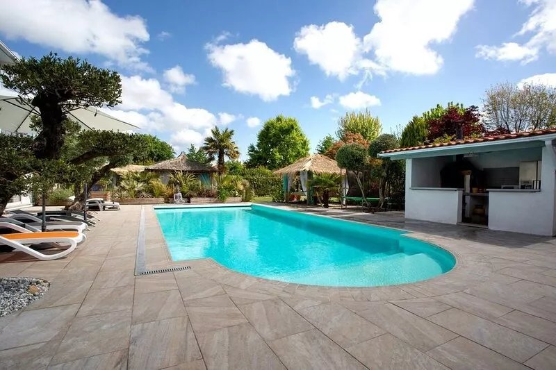 Large air-conditioned house (10 people) in large enclosed wooded grounds