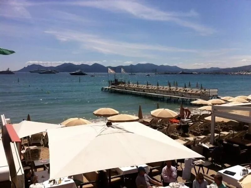 4 minutes from the beach and directly behind the Carlton Hotel
