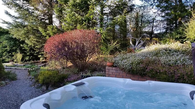 Silver Trees - holiday home with hot tub in lovely garden - child/pet friendly