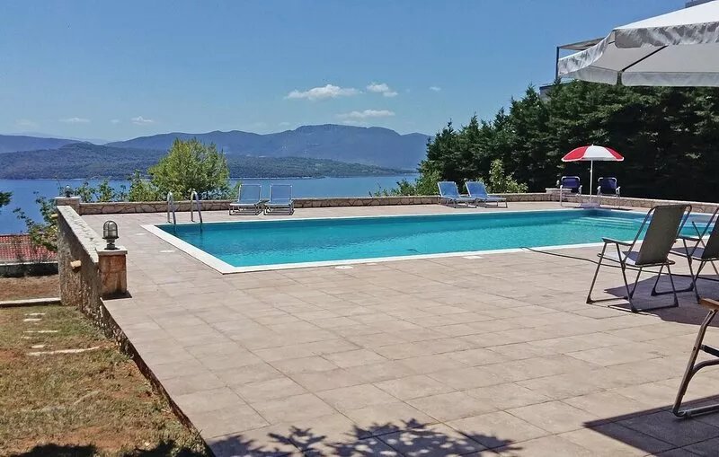 Beautiful home in Theologos with jacuzzi