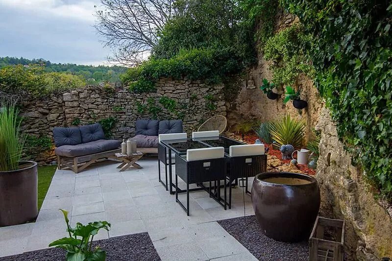 1mn walk from the historic center apartment, terrace and private garden