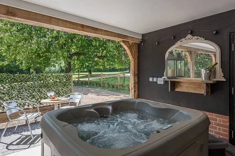 Geoff's Rest with Hot Tub, Pond Hall Farm, Hadleig