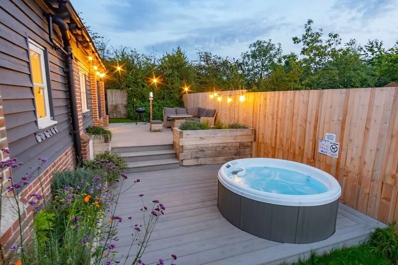 Luxury Cottage nr West Wittering with private hot tub