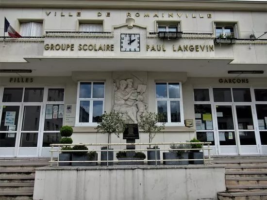 Haut-relief decorant l'entree du groupe scolaire Paul Langevin