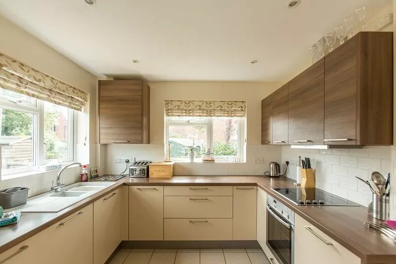 18 Pilgrim's Way - sleeps 6 guests  in 3 bedrooms