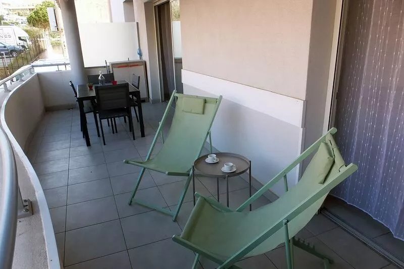 T2 near beaches, center, port and amenities. Large terrace.