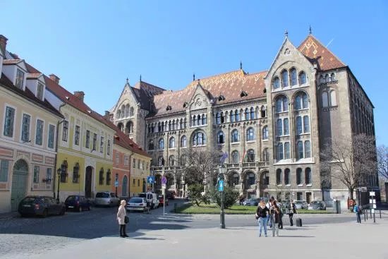 Becsi Kapu Square