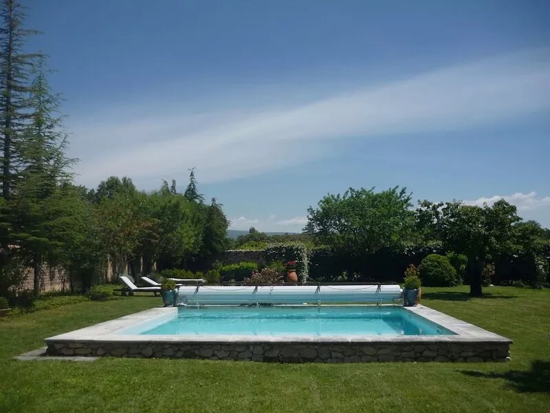 At the foot of the Mont Ventoux, house with garden and pool