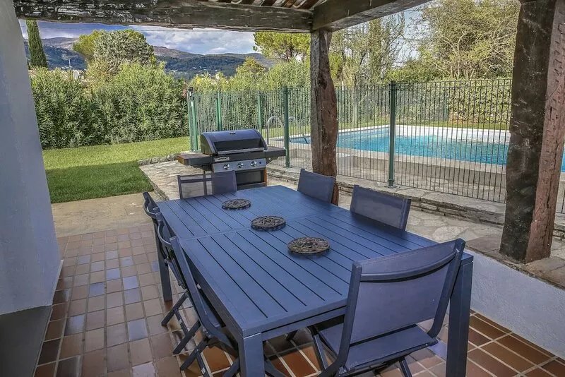 Air-conditioned villa with swimming pool in quiet residential area. Garden with