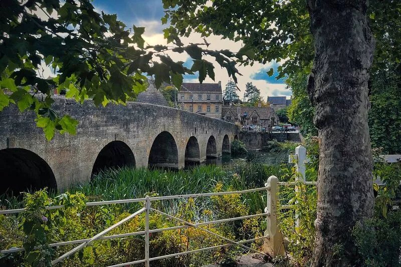 Period apartment, great views, in heart of historic town.