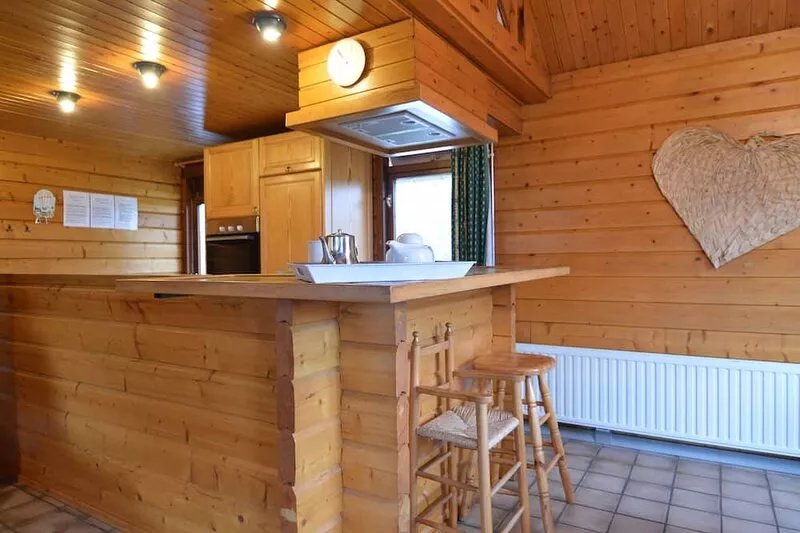 A wooden chalet located in a quiet and green