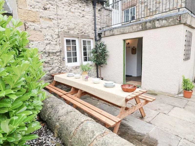 STONECROFT, pet friendly, character holiday cottage in Bakewell