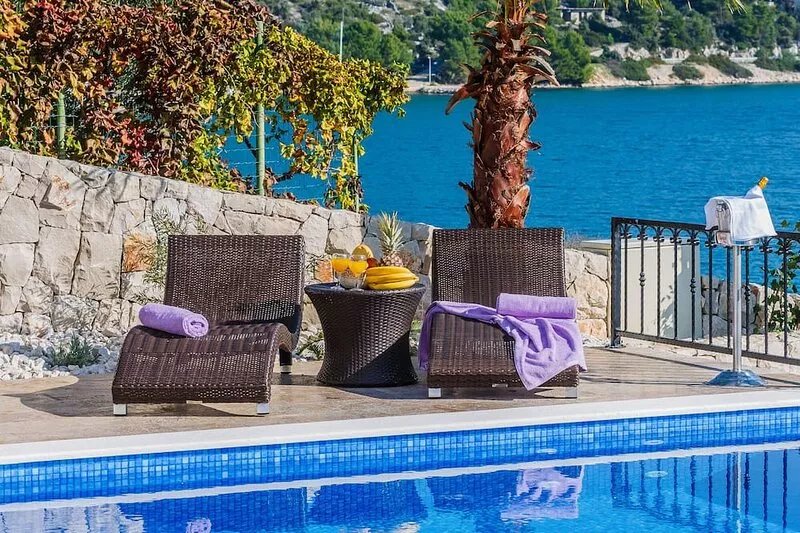 LUXE! Villa by the sea with heated pool! 15 mins from Split airport, (OWNER)