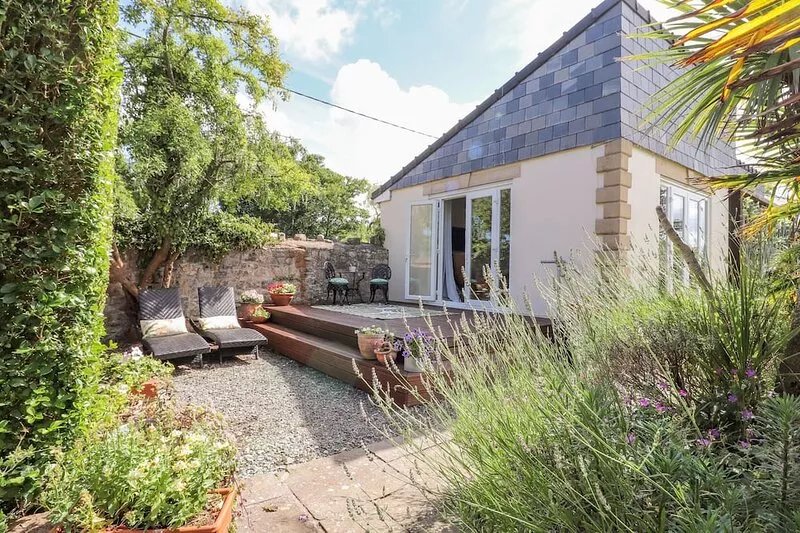 LILY PAD, family friendly, with a garden in Dyserth